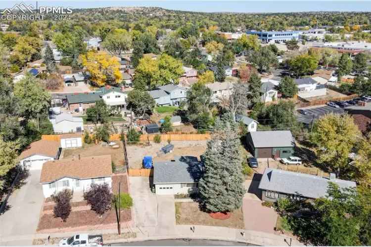 Charming 3 Bedroom Home for Rent in Colorado Springs with Patio