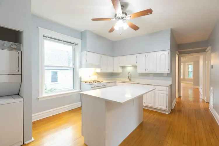 Rent Apartment Unit in Chicago with Hardwood Floors and Open Floor Plan