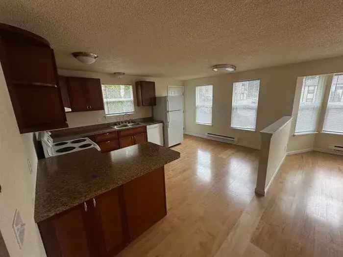 Rent 2 Bedroom Apartment with Garage Near Shopping and Freeways