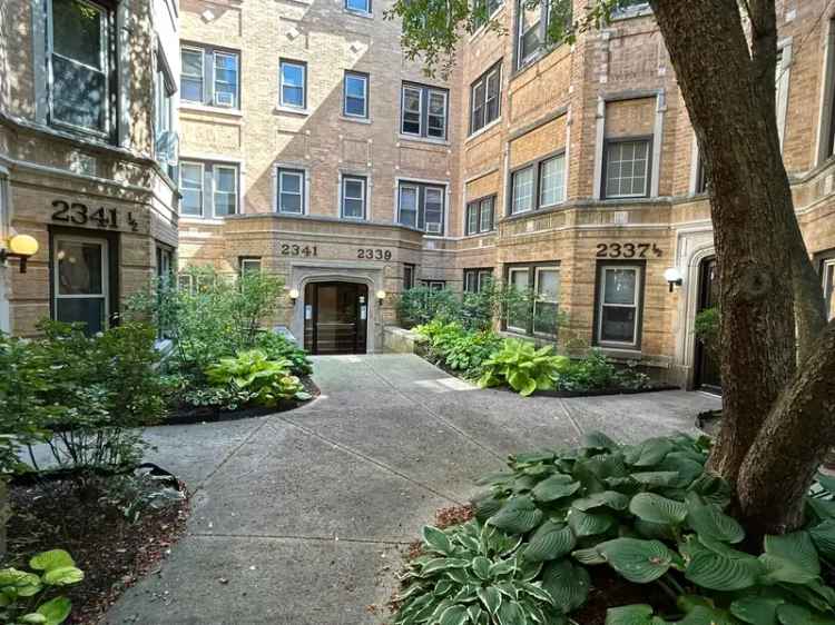 Rent Apartments with Vintage Charm Near Lincoln Park