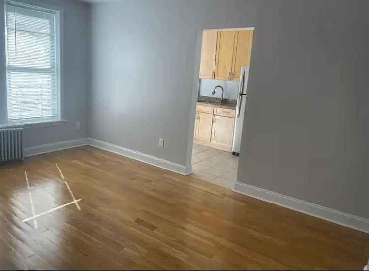 Rent Apartment Unit with Spacious Living Room Near High Ridge Park