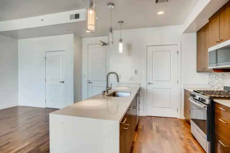 Rent Luxury Apartment Unit in Downtown Denver with Modern Features