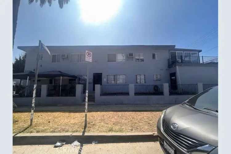 Rent Four Plex in West Los Angeles with Spacious Two Bedroom Units