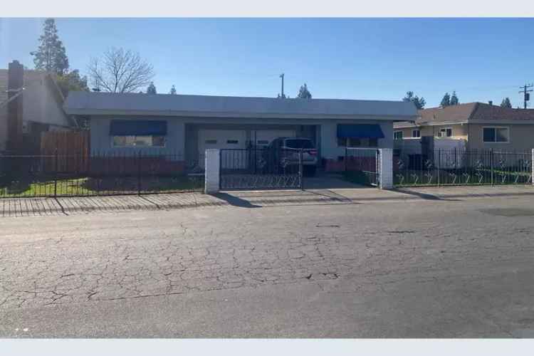 Duplex Investment Opportunity for Sale in Sacramento with Garage