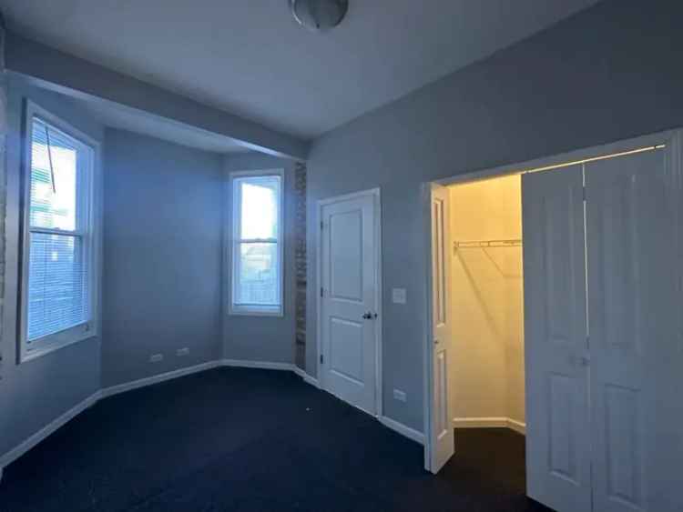 Rent 3 Bedroom Apartment in Humboldt Park with Modern Features