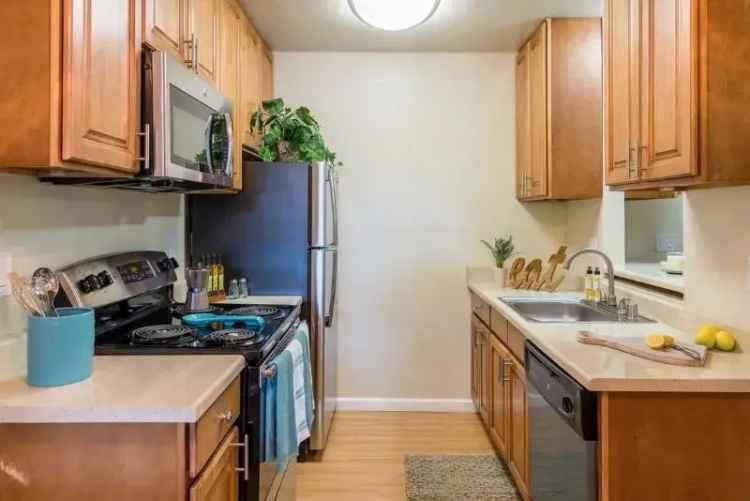 Rent Apartments in Redwood Grove with Pool near San Leandro