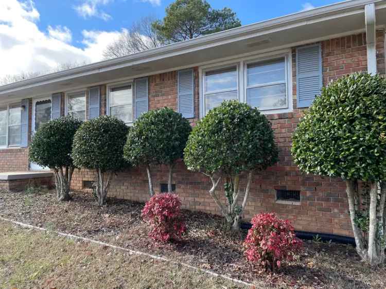 Rent Cozy House with Three Bedrooms in Fenced Yard Near Schools