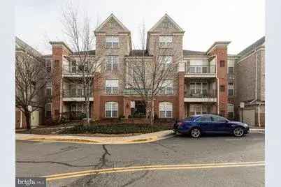 Rent Apartment Unit in Reston with Loft and Access to Pool and Fitness Center