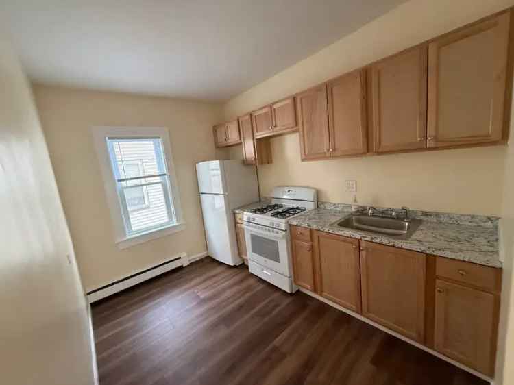 Rent Three Bedroom Apartment in Lowell with Modern Features