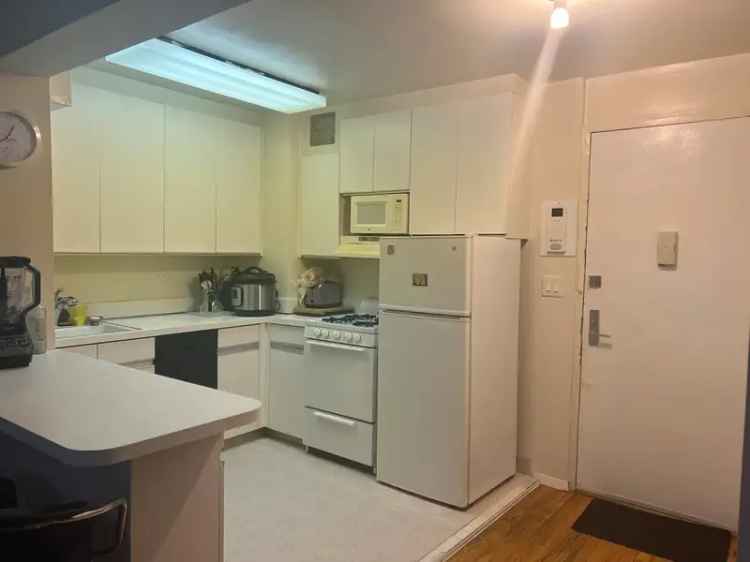 Rent Large Sunny Studio Apartment Near 28th Street and Park Avenue