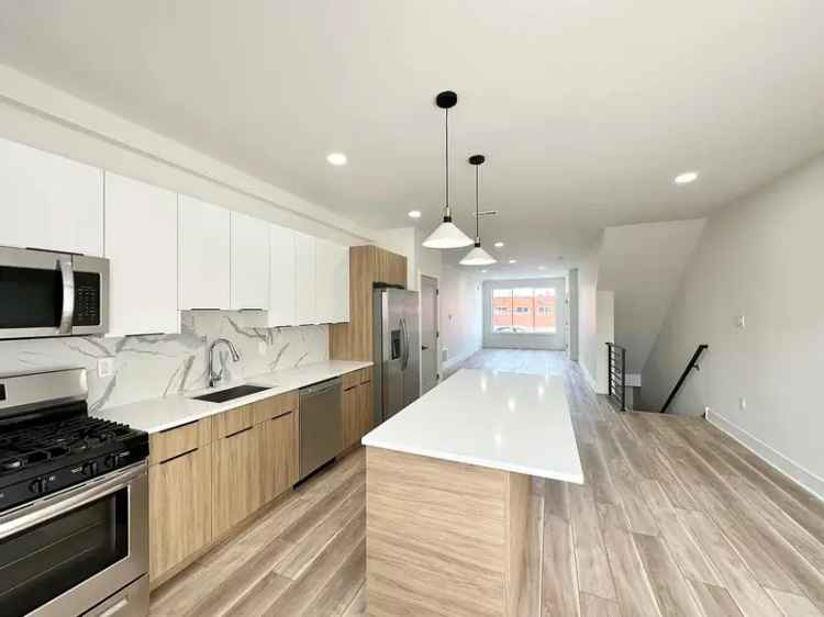 Luxury Bi Level Apartments for Rent in Port Richmond with Modern Amenities