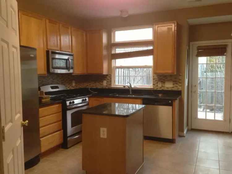 Rent Townhouse in Ashburn Village with 2 Beds and 2 Baths