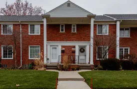 Townhouse for Rent in Northwood with Modern Features and Finished Basement