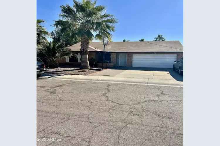 Ready to Move In Single Level Home With 4 Bedrooms in North Phoenix