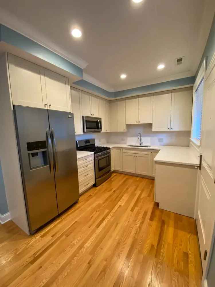 Rent Spacious Apartment Unit Near Wrigley Field with Modern Finishes