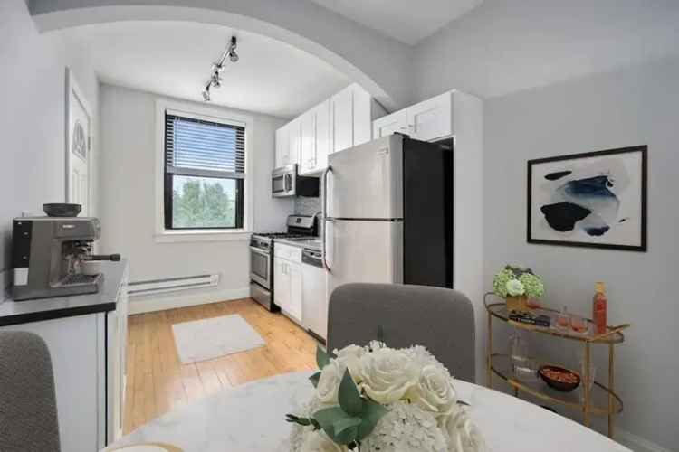 Rent Studio and One Bedroom Apartments in Logan Square with Modern Features