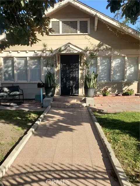 House For Sale in Santa Ana, California