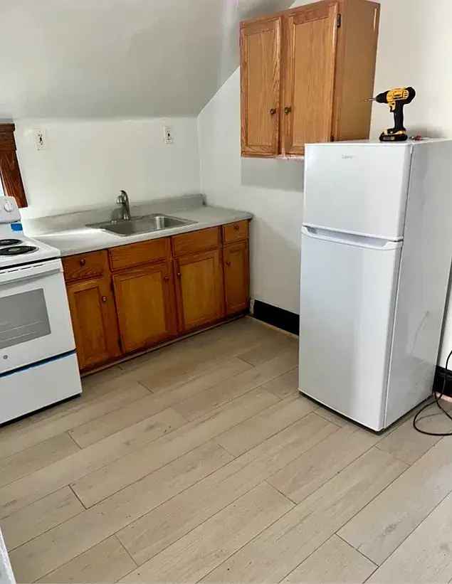 Rent Apartment Unit in Family Neighborhood with 2 Bedrooms and Parking