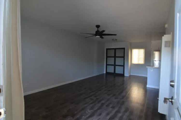 Rent One Bedroom Apartment with Management Opportunities in Los Angeles