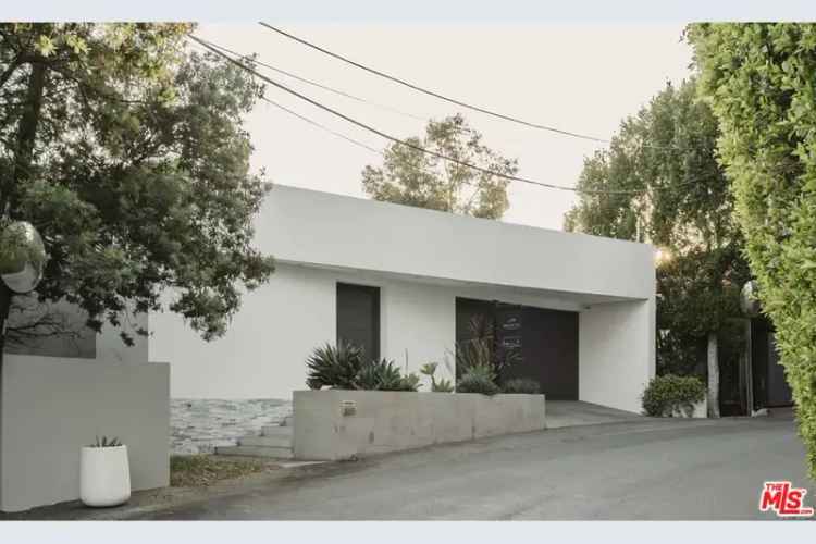 Buy contemporary house in Hollywood Hills with stunning views and luxury features