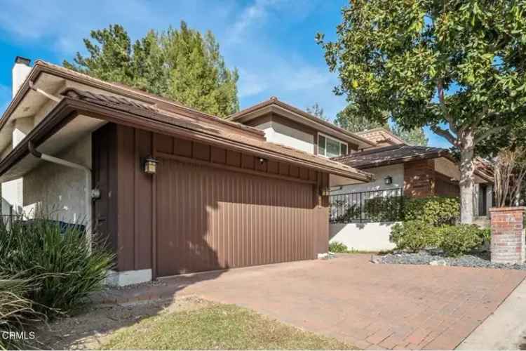 Buy townhome in La Canada Flintridge with golf course views and features