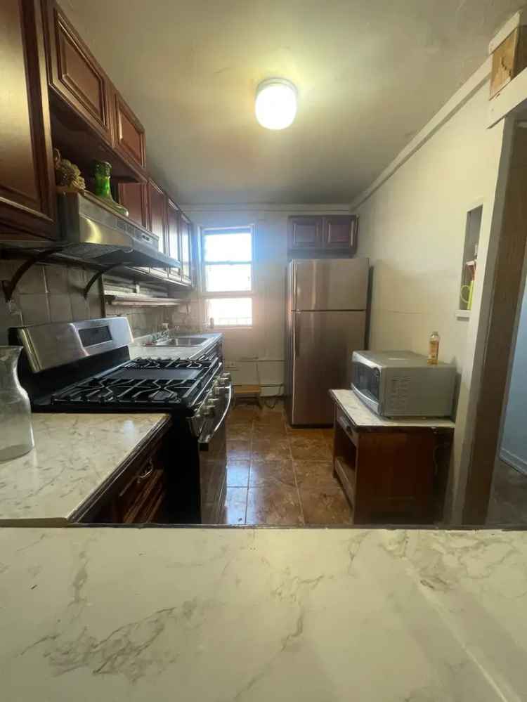 Rent Apartment Unit with 2 Bedrooms in Brooklyn Gowanus Neighborhood