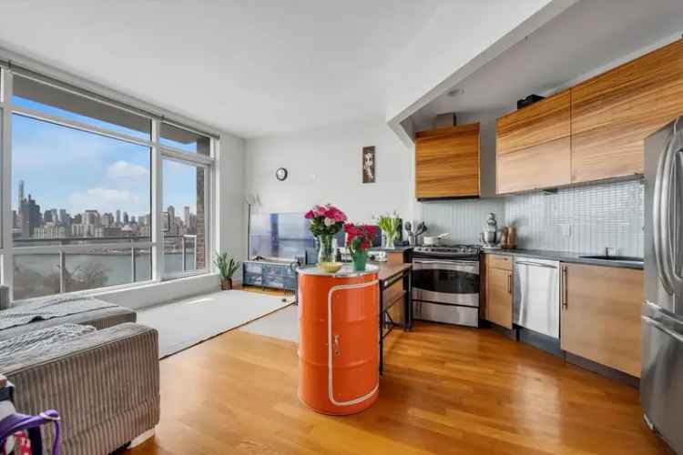 Rent Luxury Apartment Unit in Scenic Manhattan with Balcony and Gym