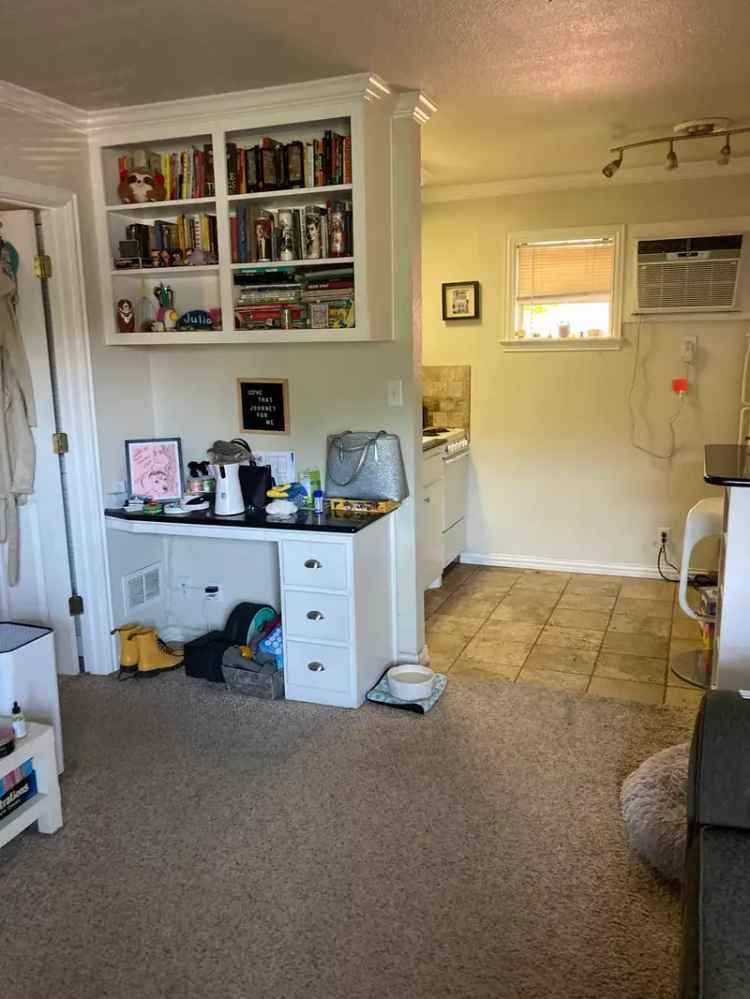 Apartment for Rent near Camp Bowie with On-Site Laundry and Parking