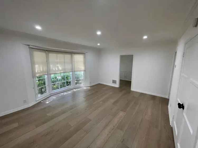 Rent Apartment Unit in Beverly Hills with Bay Windows and Natural Light