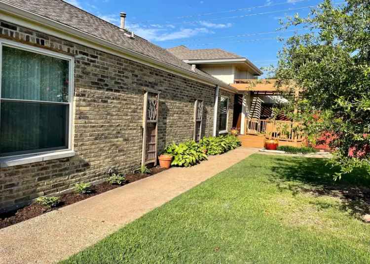 Home for Rent 3 Bedrooms 2 Baths with Pool in Addison Neighborhood