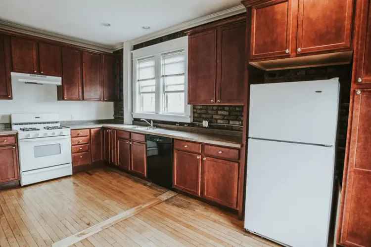 Rent Historic Brownstone Apartment in Uptown Minneapolis with Skyline Views