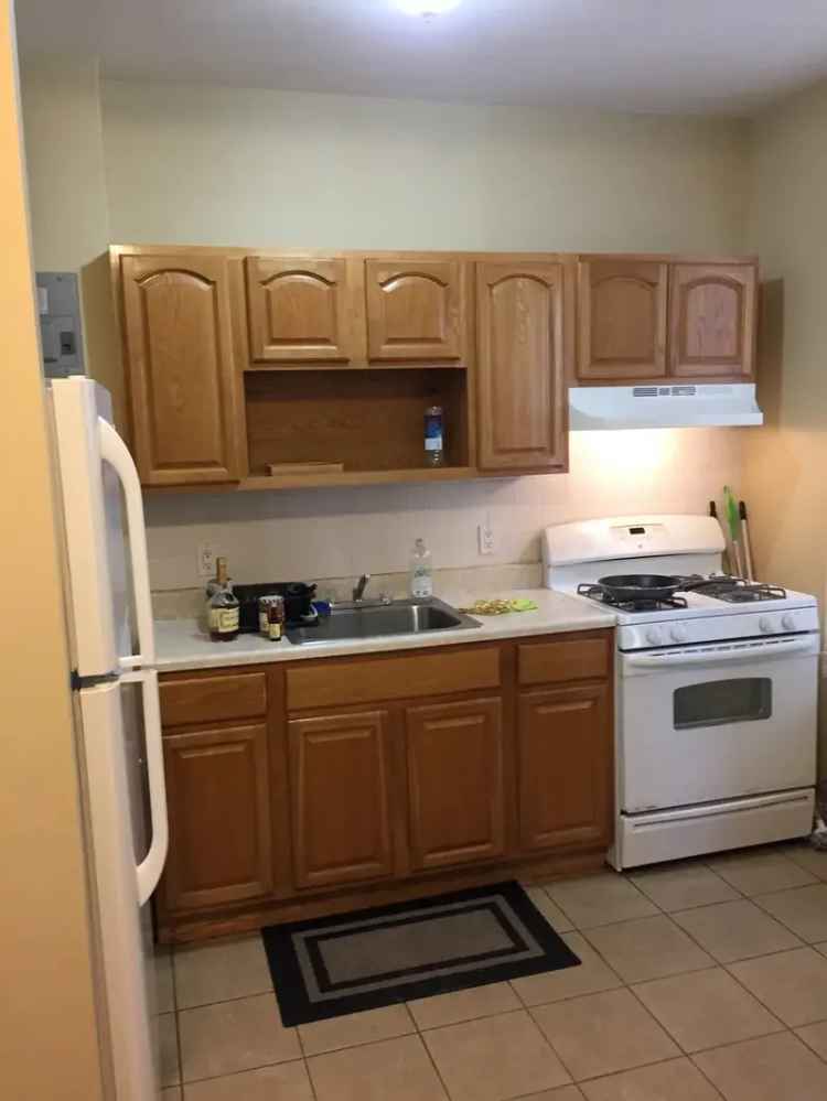 Rent Apartment Unit with Large Bedroom and Modern Amenities Near Subway