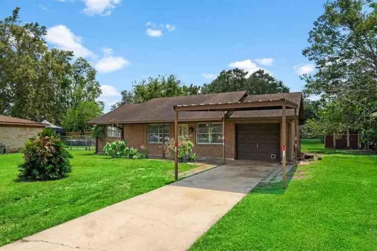 Charming buy home 3 beds 1 bath in Alvin TX with recent updates