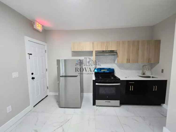 Rent Renovated Apartment Unit Near Shops and Parks