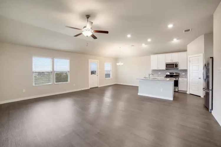 Rent a 3 Bedroom Luxury Home in Vista Ridge with Modern Features