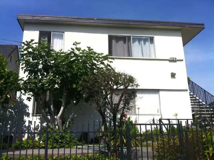 Rent Spacious Upper Apartment Unit Near DTLA with Parking and On-Site Laundry