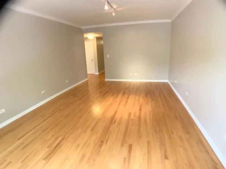 Rent Apartment Unit 2 Bedrooms in Ravenswood Northcenter with Modern Amenities