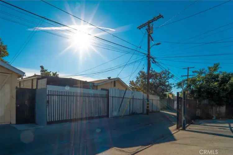 Buy Triplex in Los Angeles with Great Income Potential and Flexible Living