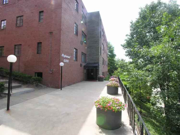 Rent Apartments Near CMU PITT and Chatham with Prime Location Features