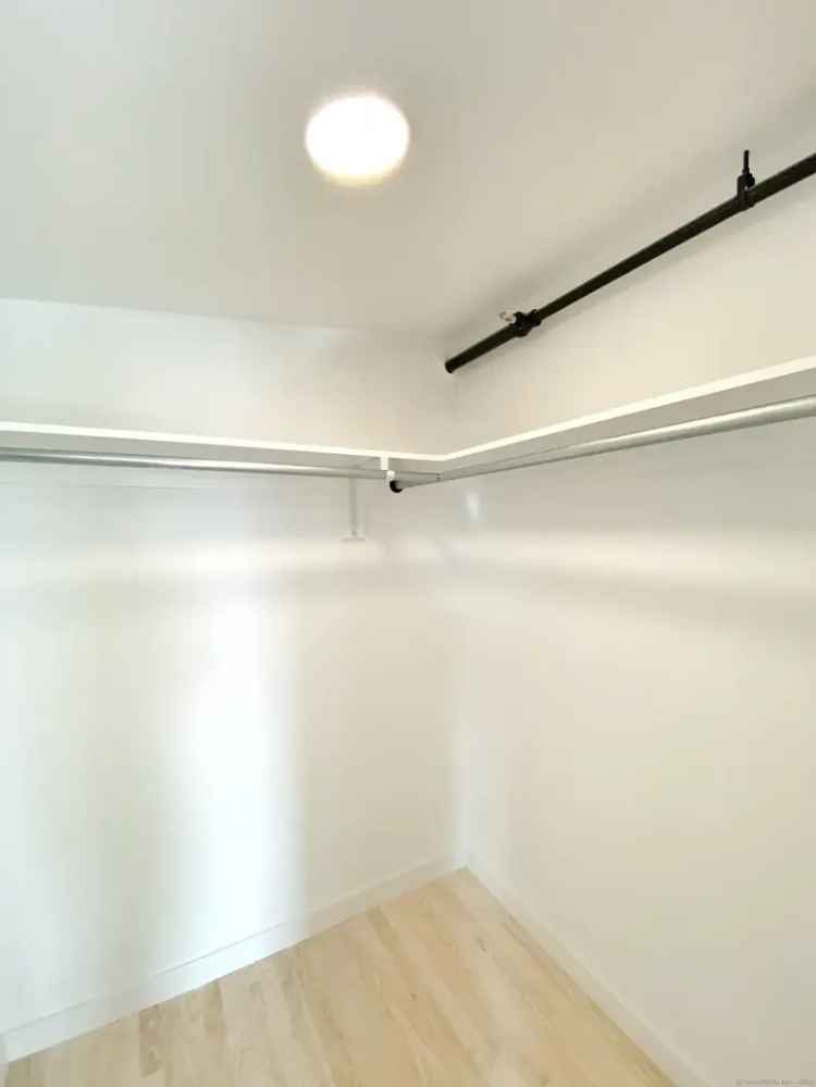 Rent 1 Bedroom Apartment in Wall Street with Modern Features