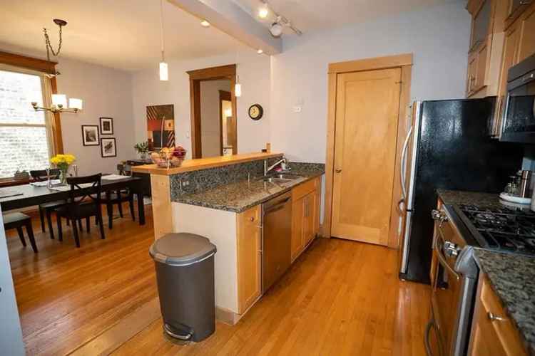 Rent Apartment Unit 2 BR Office Near Southport Brown Line with Upgrades