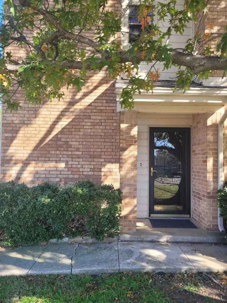 Rent Spacious 2 Bedroom Condo in Far North Dallas with Great Amenities