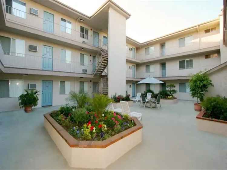 Rent Apartment in Studio City with Courtyard and Outdoor Spa