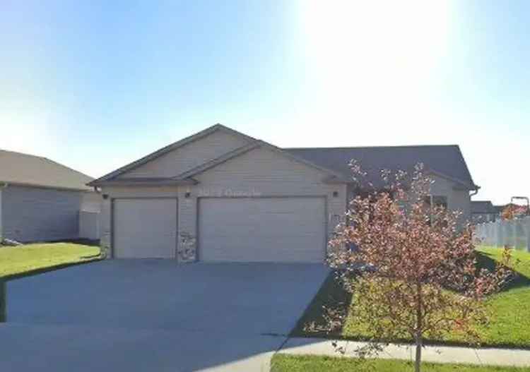 Rent Ranch Home in Lincoln NE with 4 Bedrooms and Spacious Garage