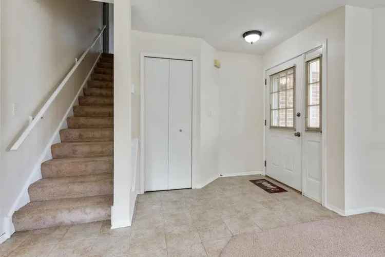 Rent Townhouse in Turnberry Manor with 2 Bedrooms and Open Floor Plan