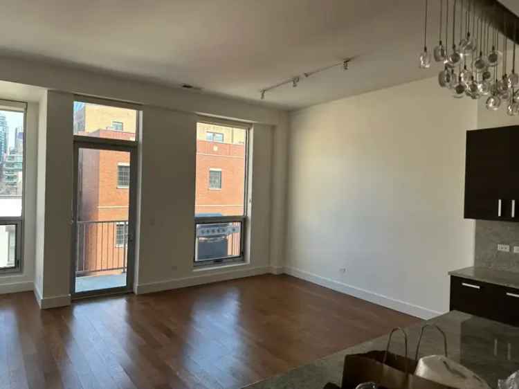 Rent Stunning 3-Bed Condo with Private Elevator in West Loop