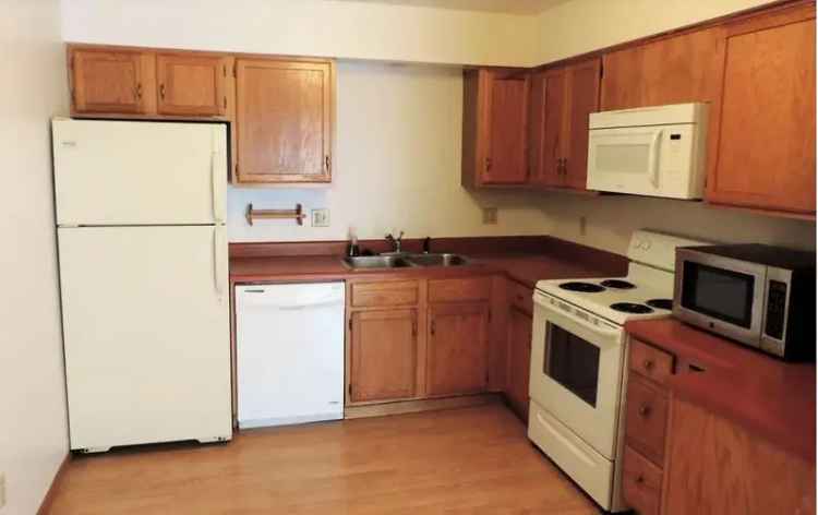 Rent 2 Bedroom Apartment Unit in Iowa City with Modern Amenities