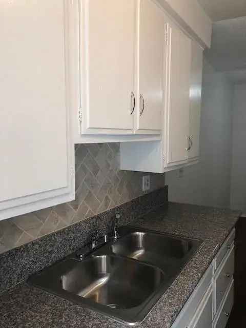 Rent Spacious Studio Apartment Unit in Mid-Wilshire Los Angeles