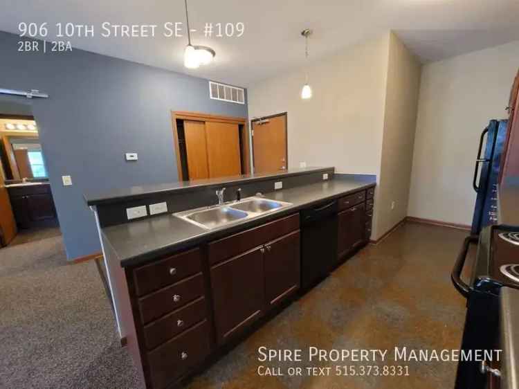 Rent 1 Bedroom Apartment in Cedar Rapids with Balcony and Secure Entry