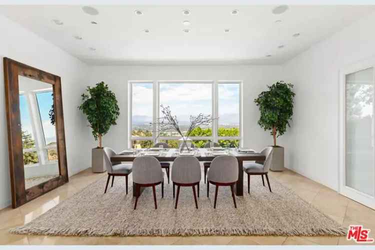 House For Sale in 14435, Mulholland Drive, Los Angeles, California